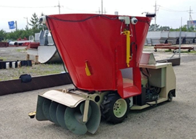 Robotic TMR Mixer Guide: Explore Basics, Feeding Process, and Farm Automation Insights